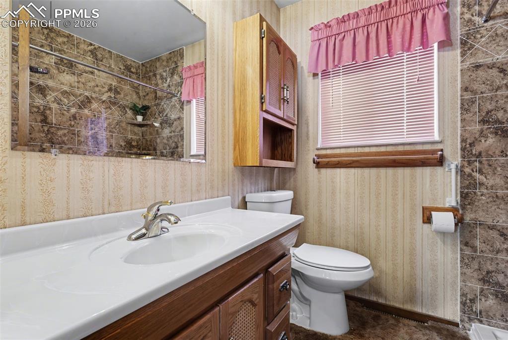 Image 23 of 49: Bathroom