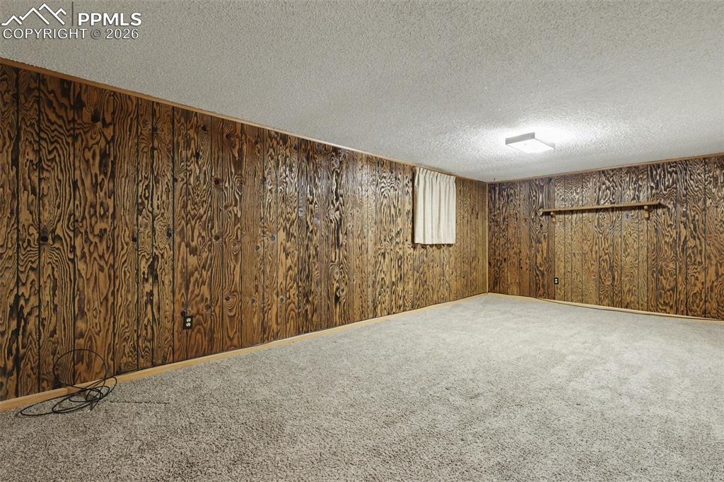 Image 30 of 49: Family Room