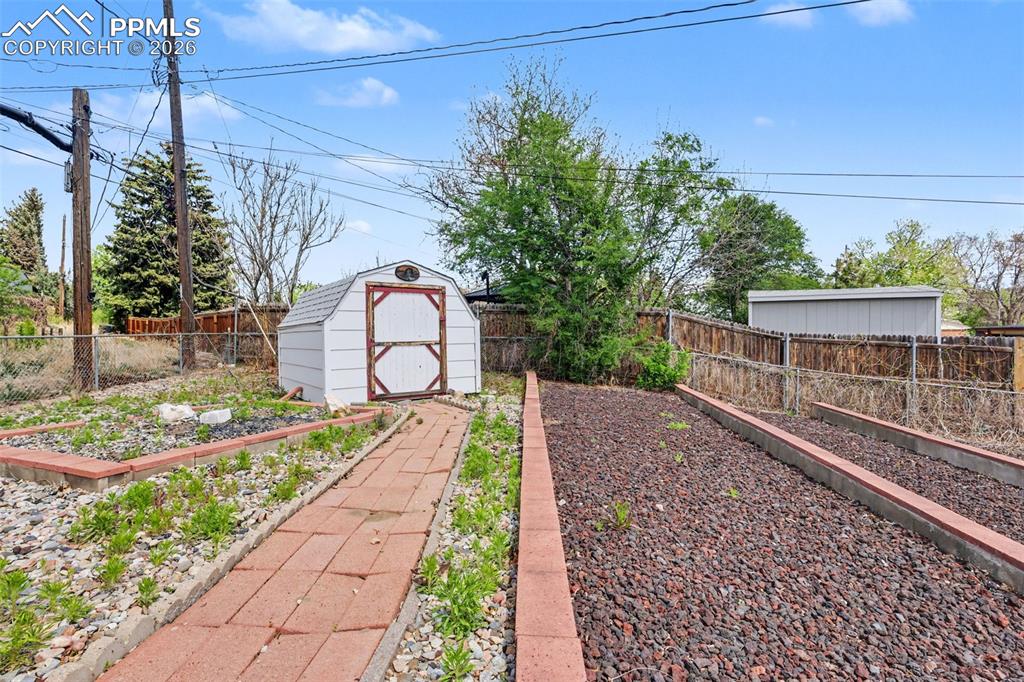 Image 40 of 49: Yard
