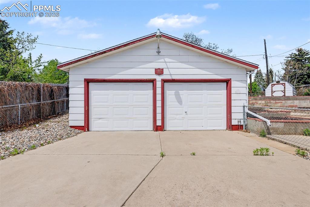 Image 47 of 49: Garage