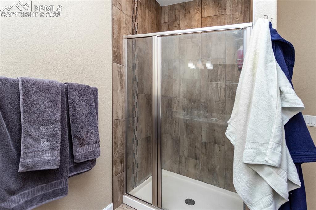 Image 20 of 34: Bathroom