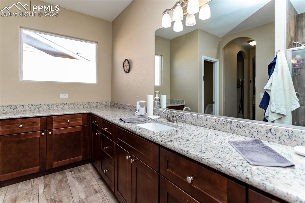 Image 21 of 34: Bathroom