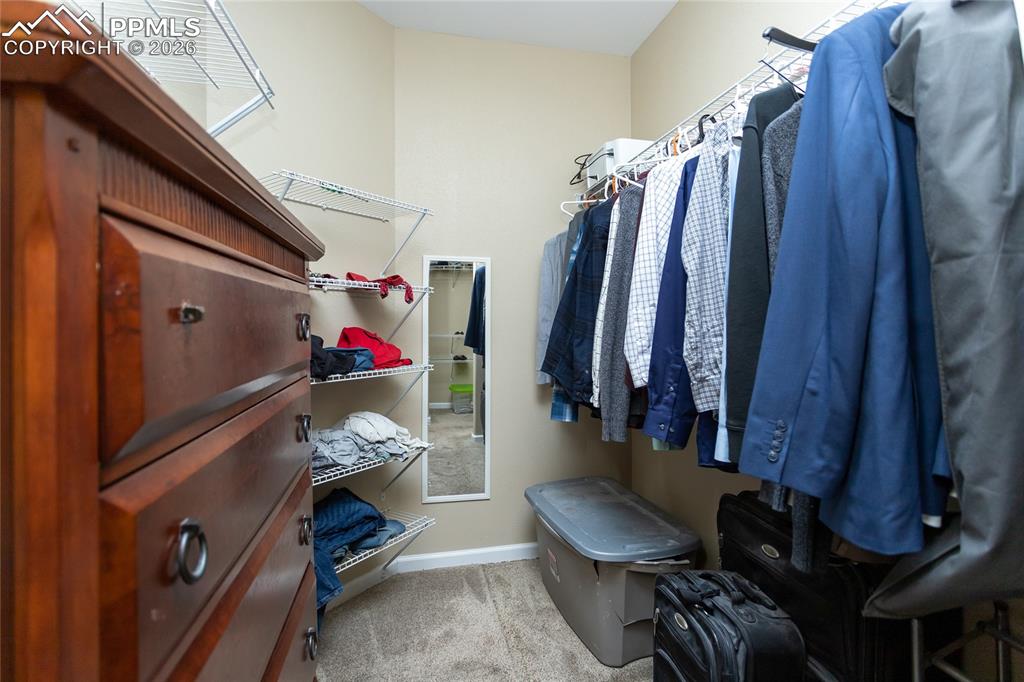 Image 22 of 34: Closet