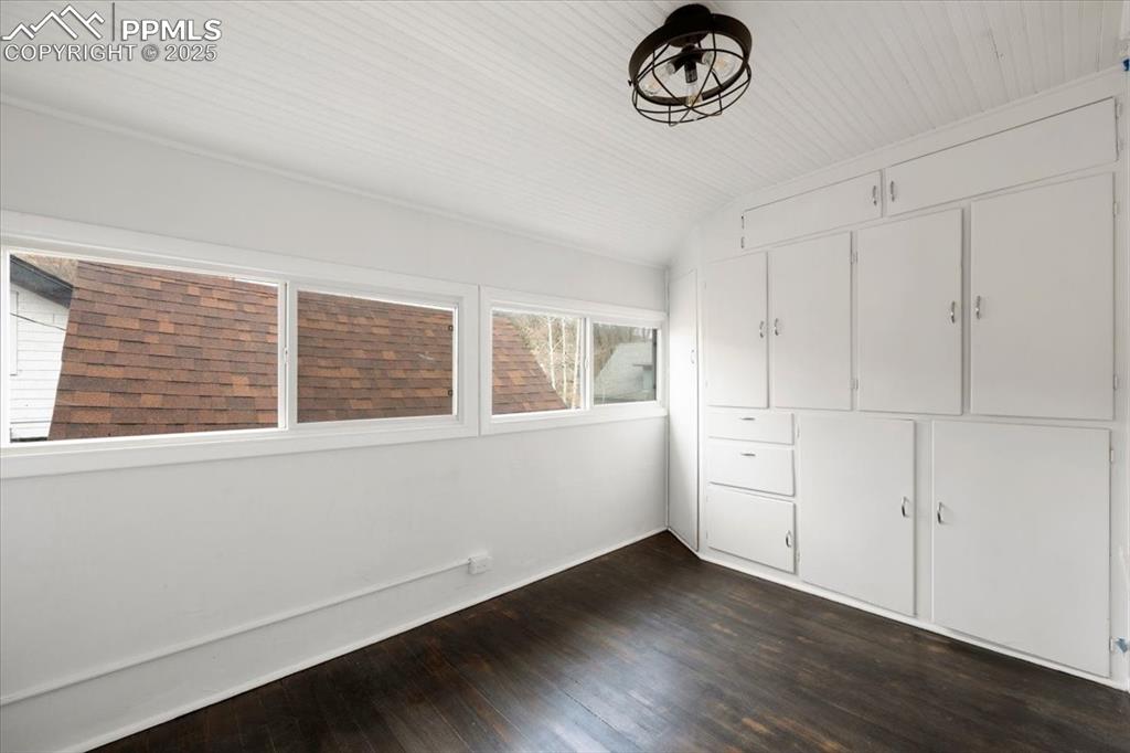 Image 21 of 48: Cottage 2 - office