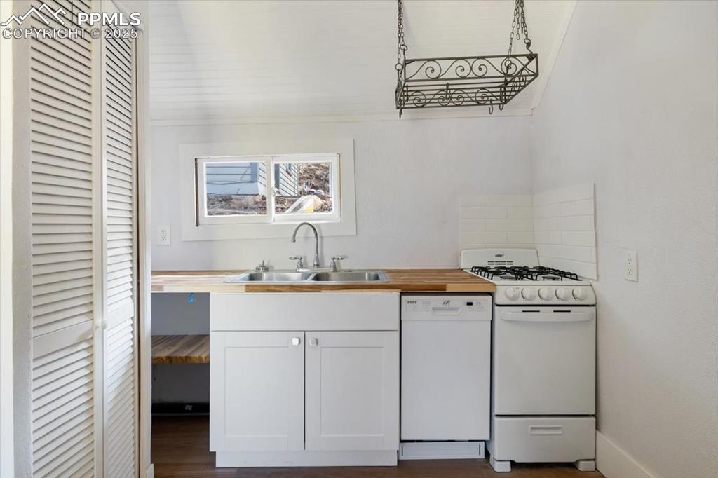 Image 30 of 48: Cottage 4 - refreshed kitchen