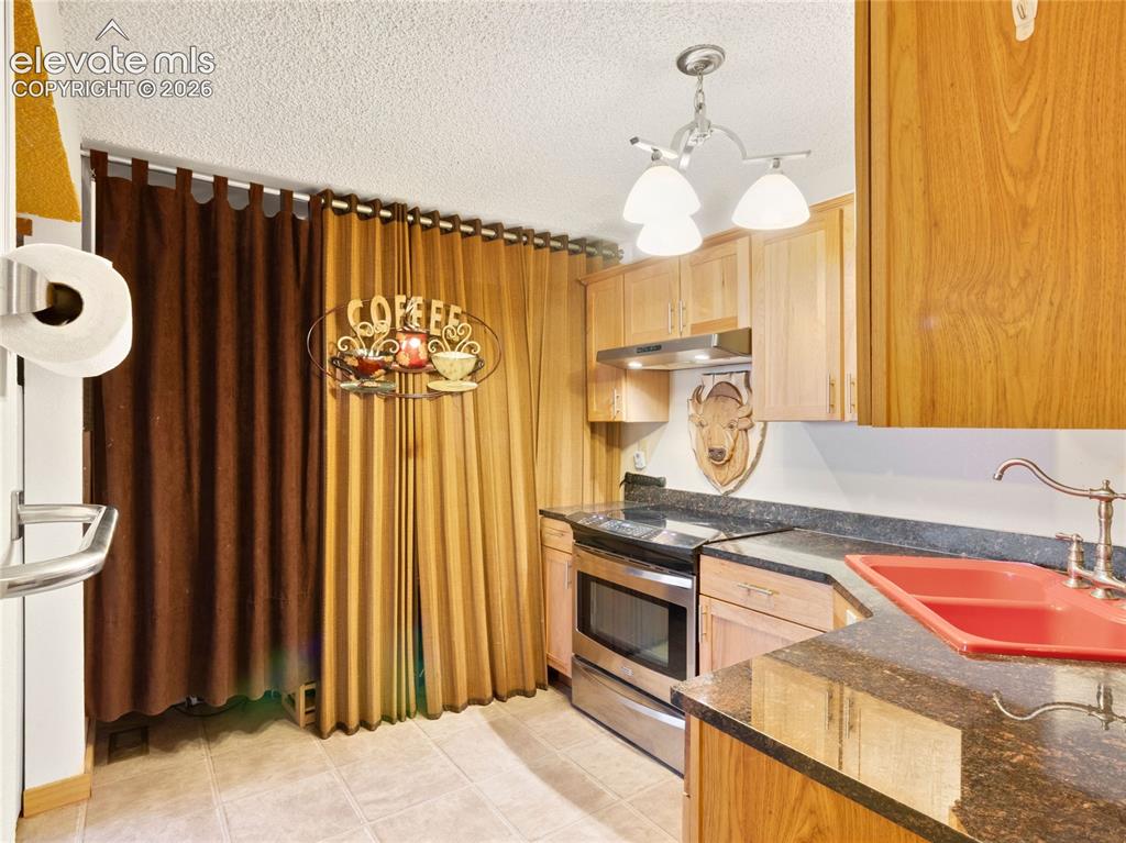 Image 12 of 21: Kitchen