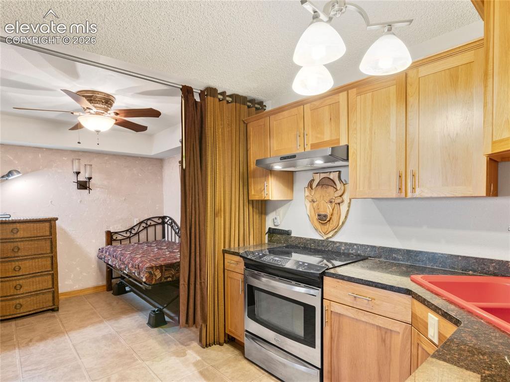 Image 8 of 21: Living Room