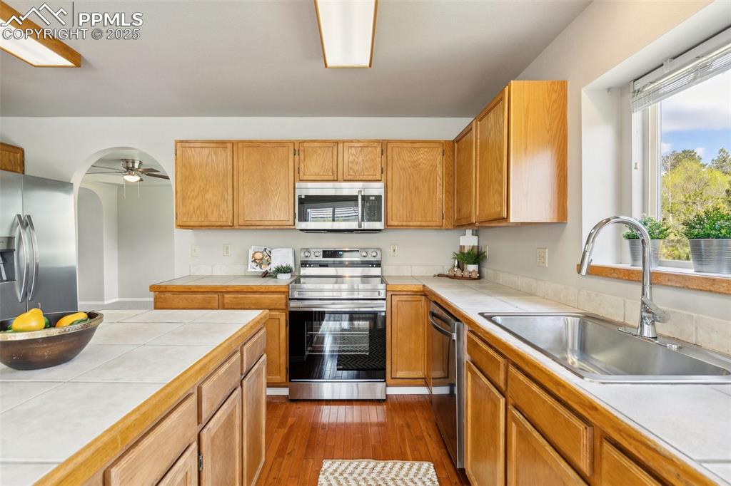 Image 15 of 44: Kitchen