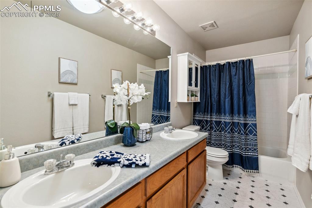 Image 29 of 44: Bathroom