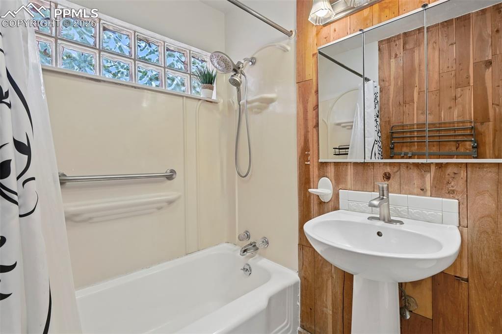 Image 17 of 40: Bathroom