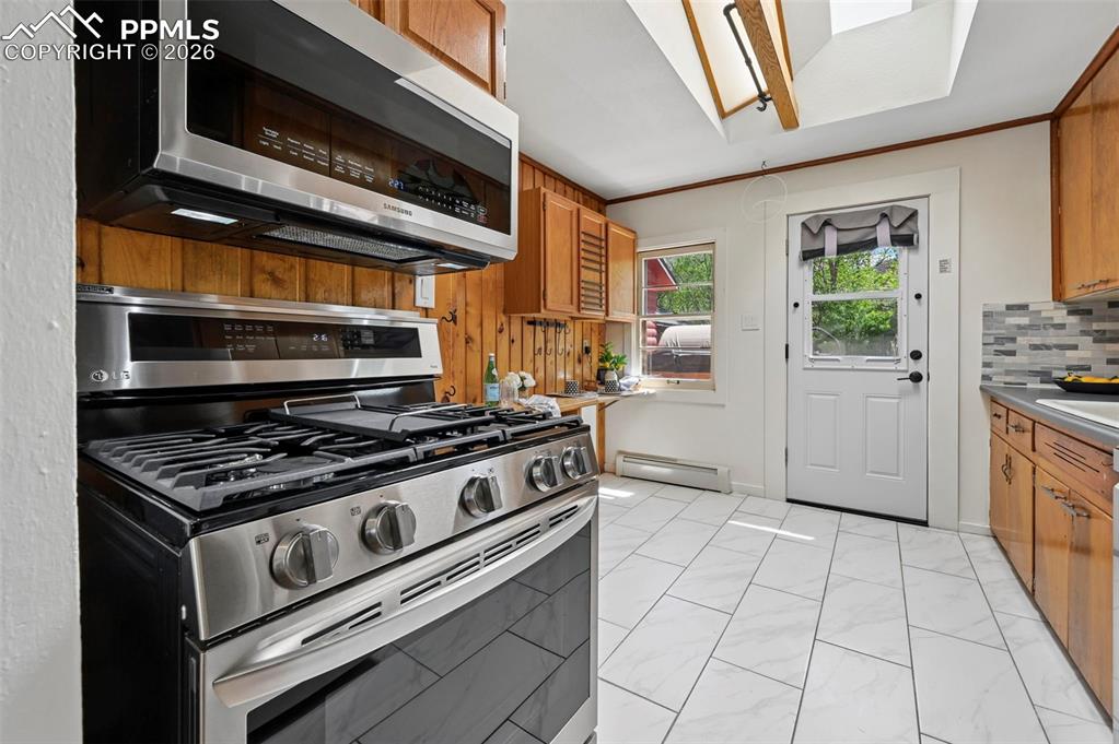 Image 24 of 40: Kitchen