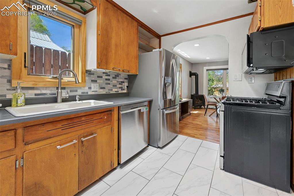 Image 25 of 40: Kitchen