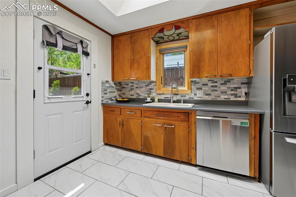 Image 26 of 40: Kitchen