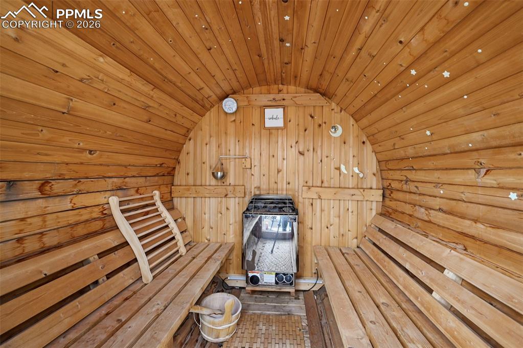 Image 27 of 40: Sauna