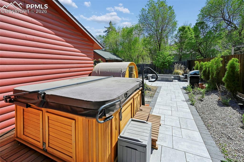 Image 29 of 40: Hot tub