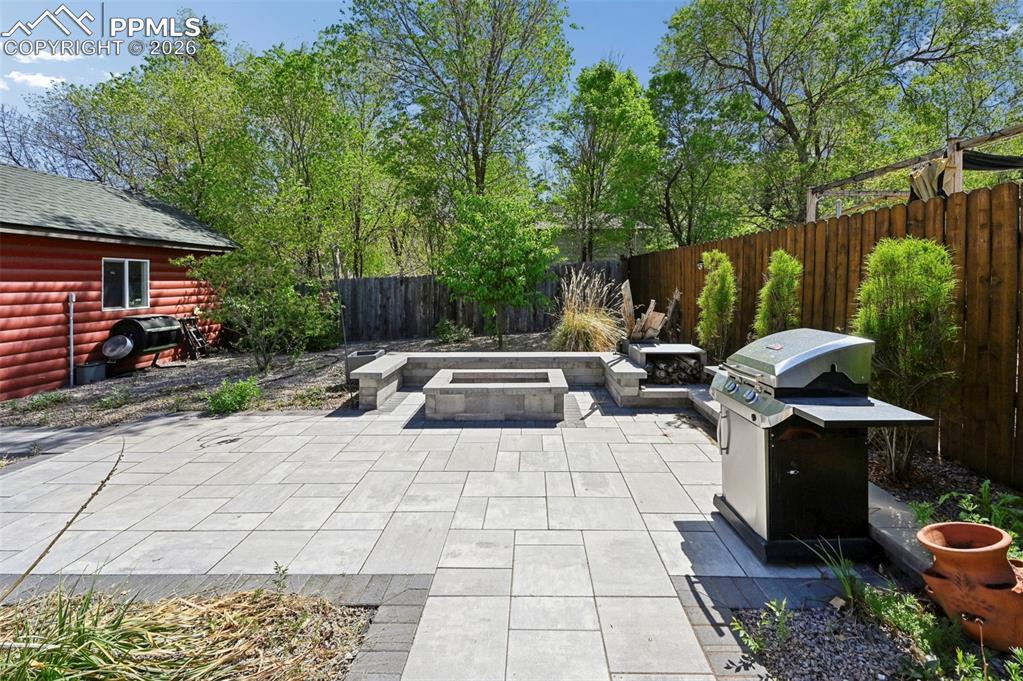 Image 31 of 40: Patio