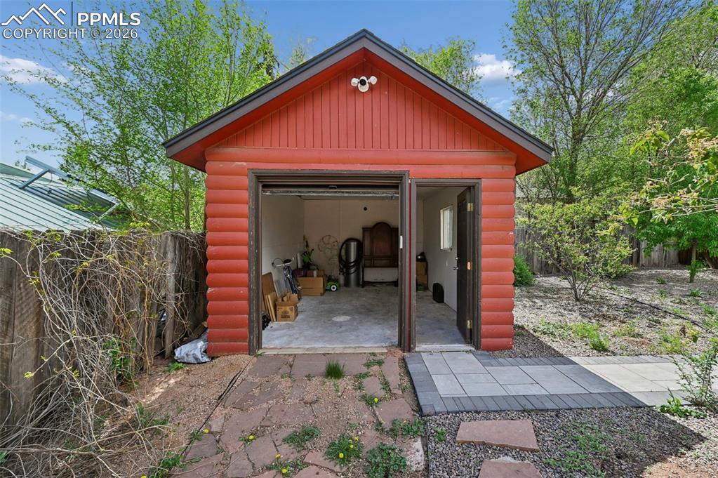 Image 33 of 40: Workshop