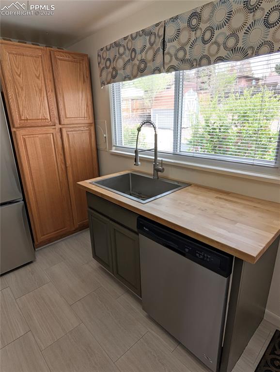 Image 10 of 41: Kitchen