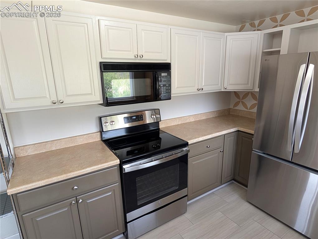 Image 11 of 41: Kitchen