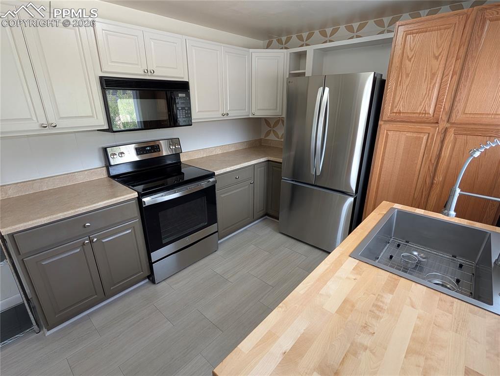 Image 12 of 41: Kitchen