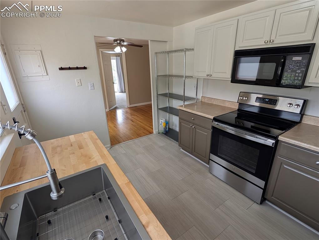 Image 13 of 41: Kitchen