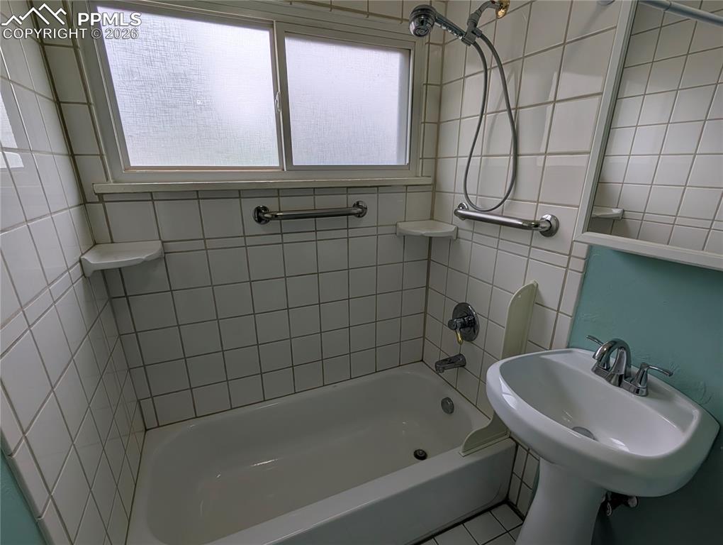 Image 28 of 41: Bathroom