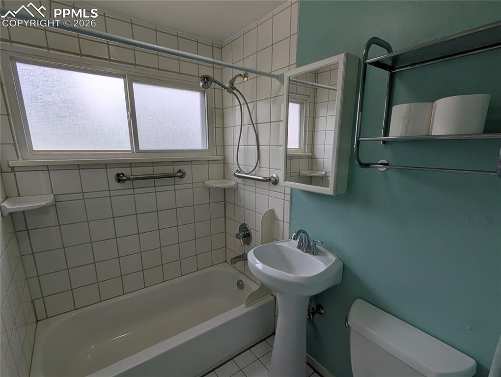 Image 29 of 41: Bathroom