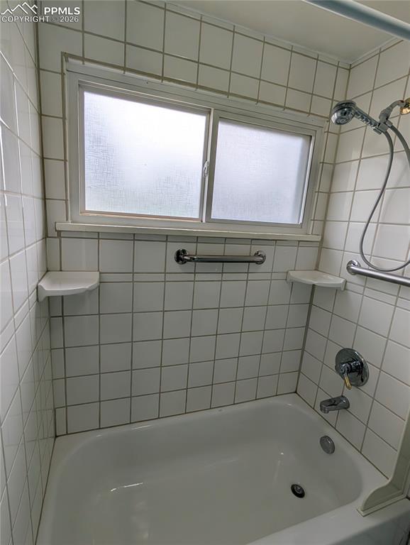 Image 30 of 41: Bathroom