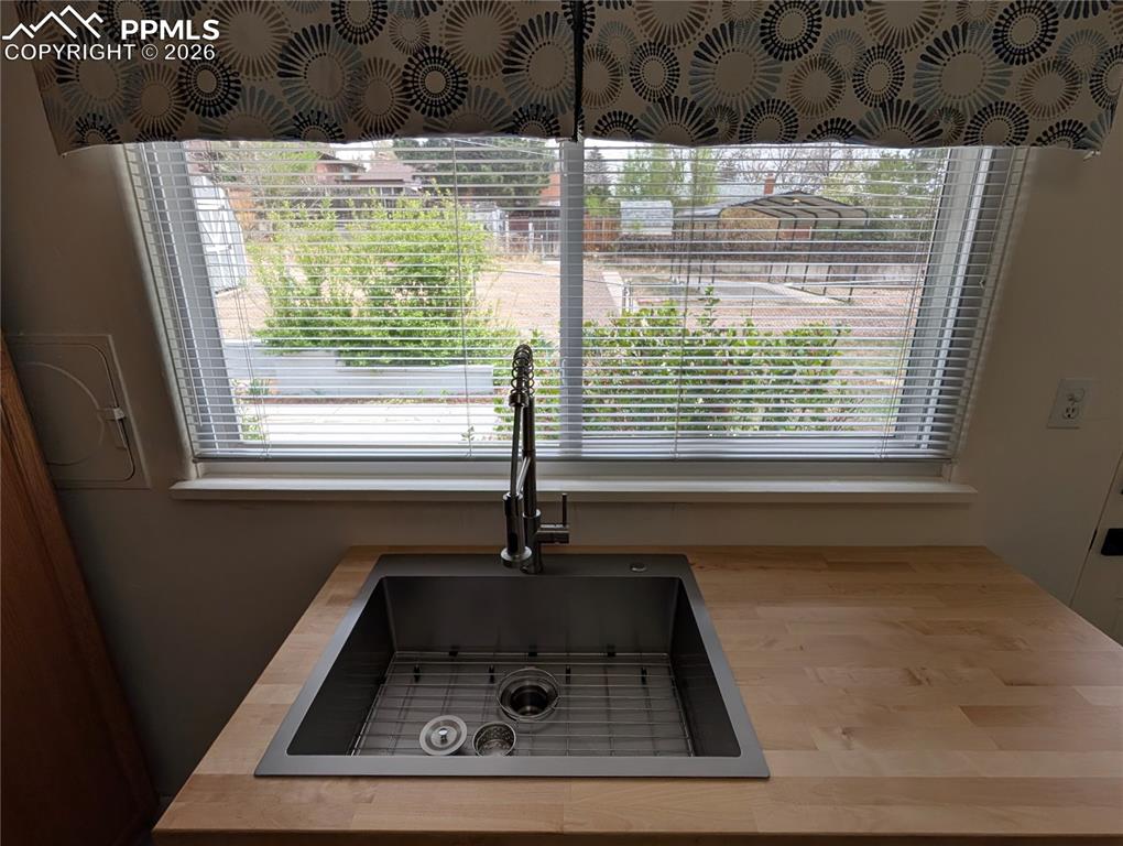 Image 8 of 41: Kitchen