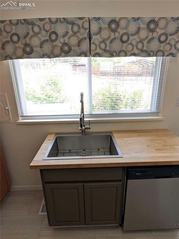 Image 9 of 41: Kitchen