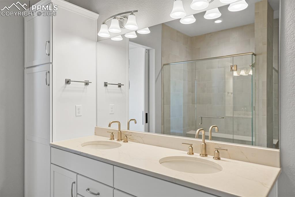 Image 10 of 37: Bathroom