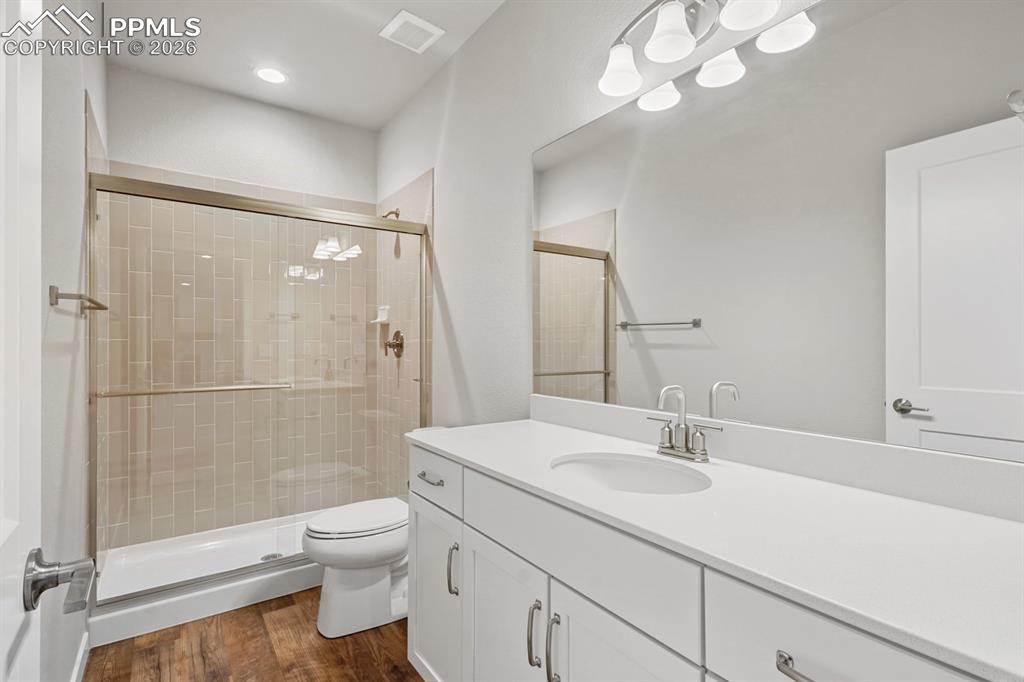 Image 32 of 37: Bathroom