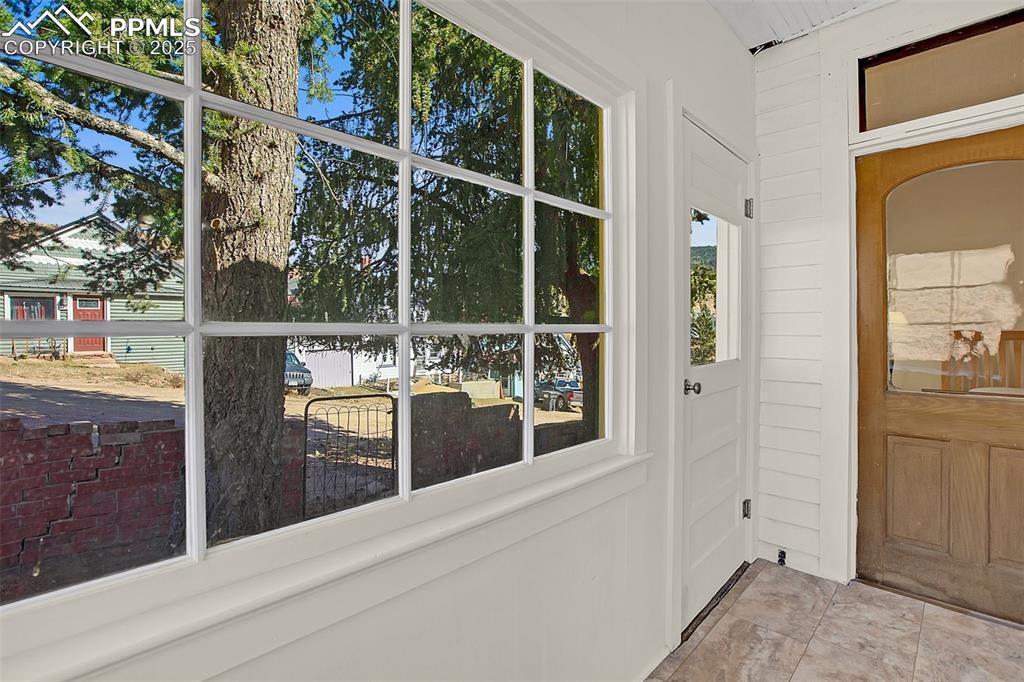 Image 10 of 40: Sunroom entry