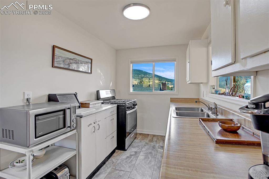 Image 18 of 40: Kitchen