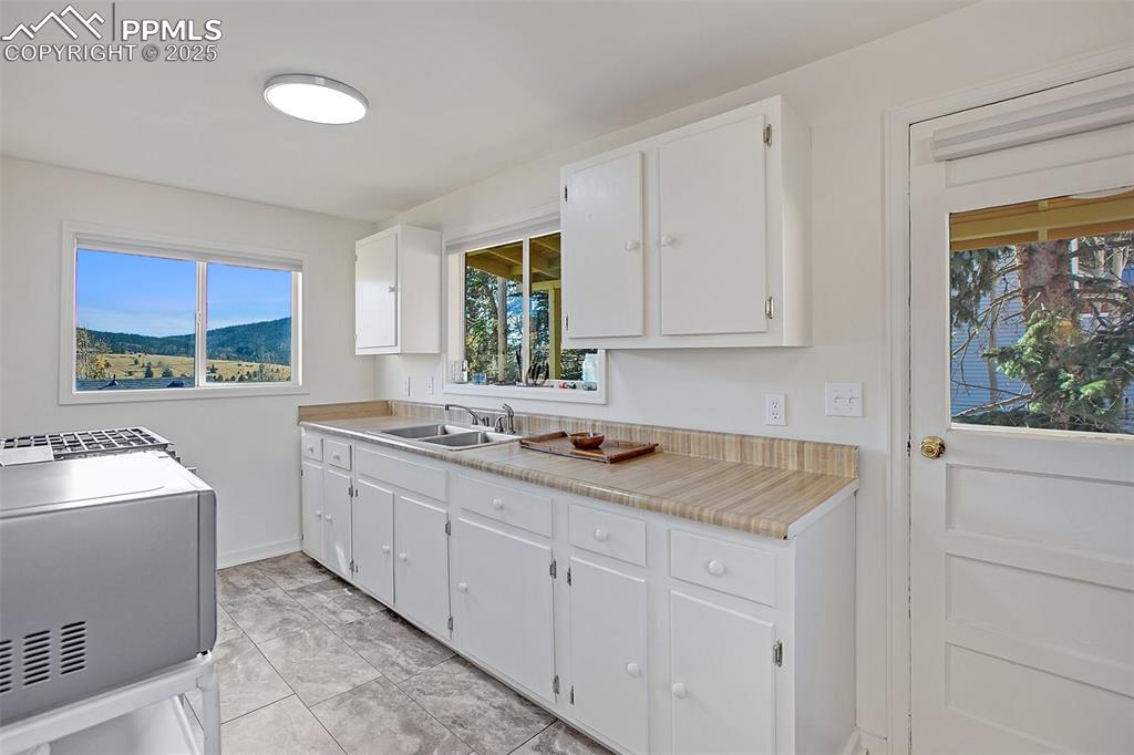 Image 19 of 40: Kitchen