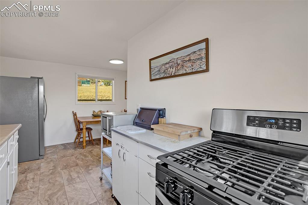 Image 22 of 40: Kitchen