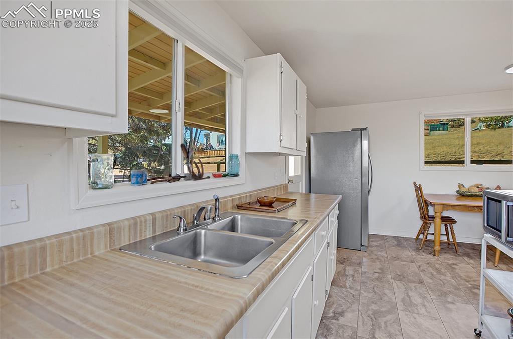 Image 23 of 40: Kitchen