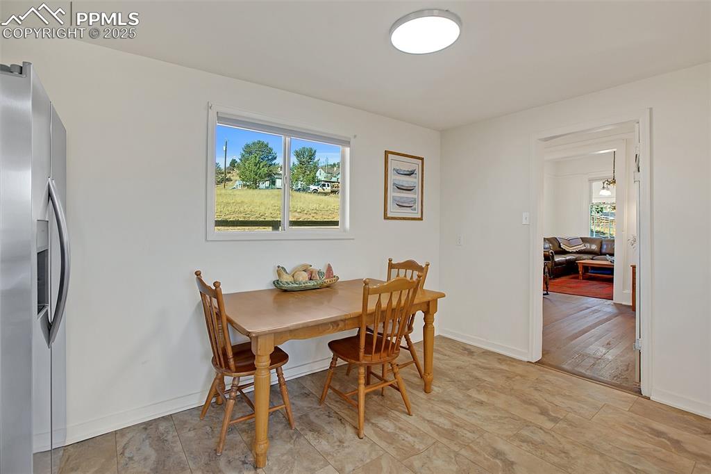 Image 24 of 40: Dining Area