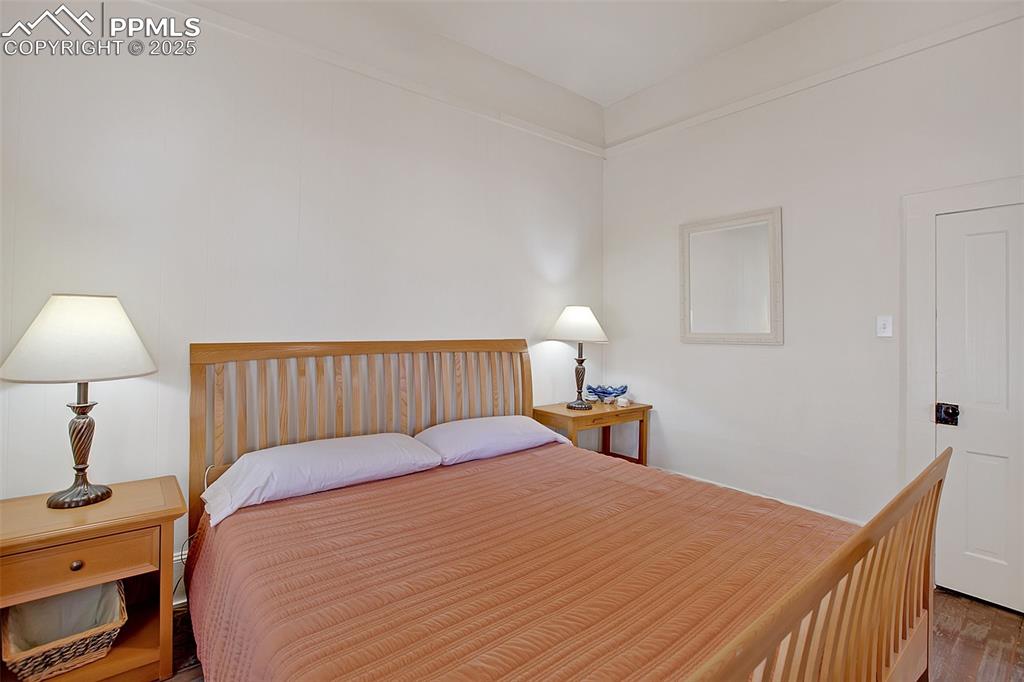 Image 25 of 40: Bedroom