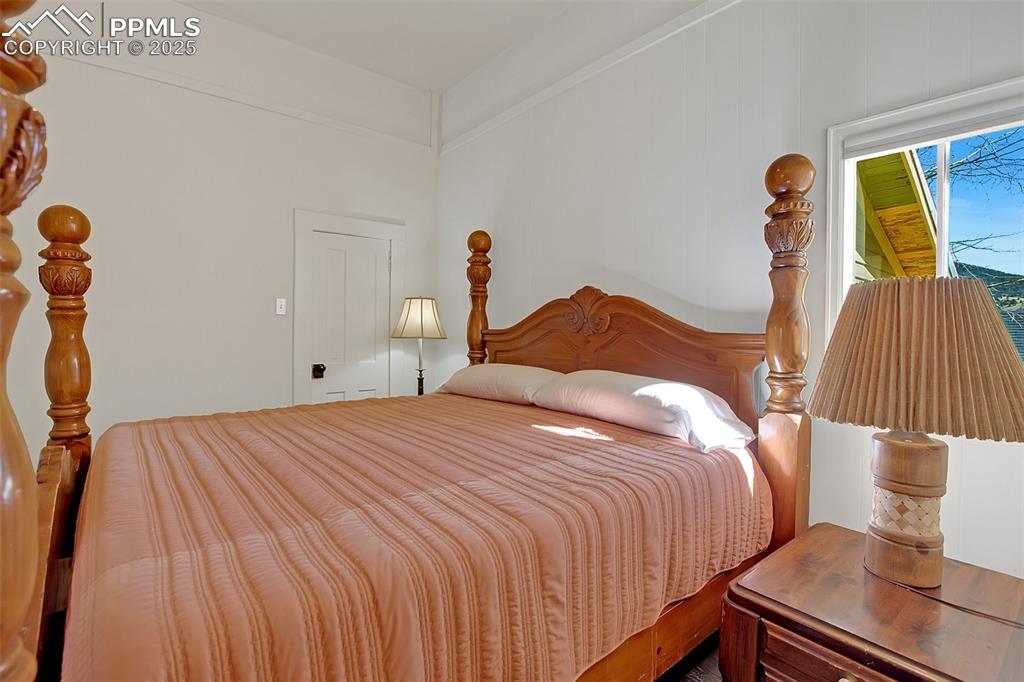 Image 28 of 40: Bedroom