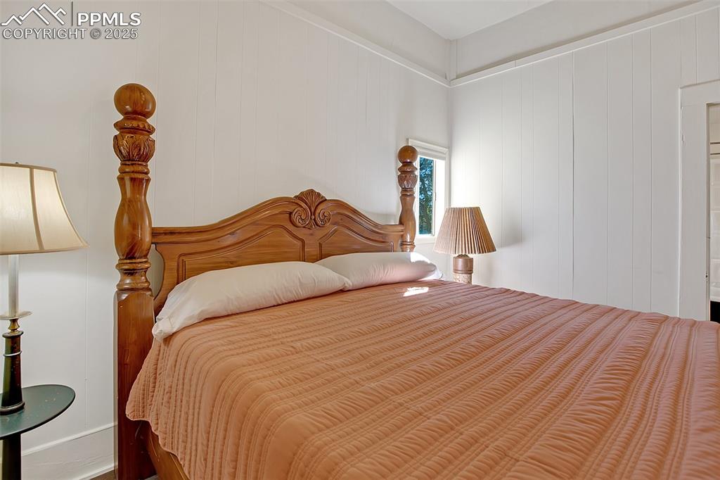 Image 29 of 40: Bedroom