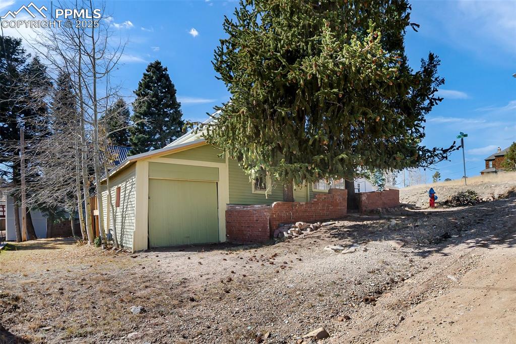 Image 3 of 40: Side of Structure