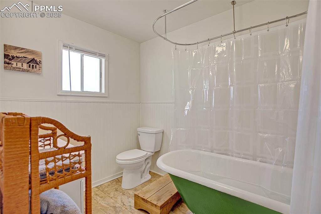 Image 31 of 40: Bathroom