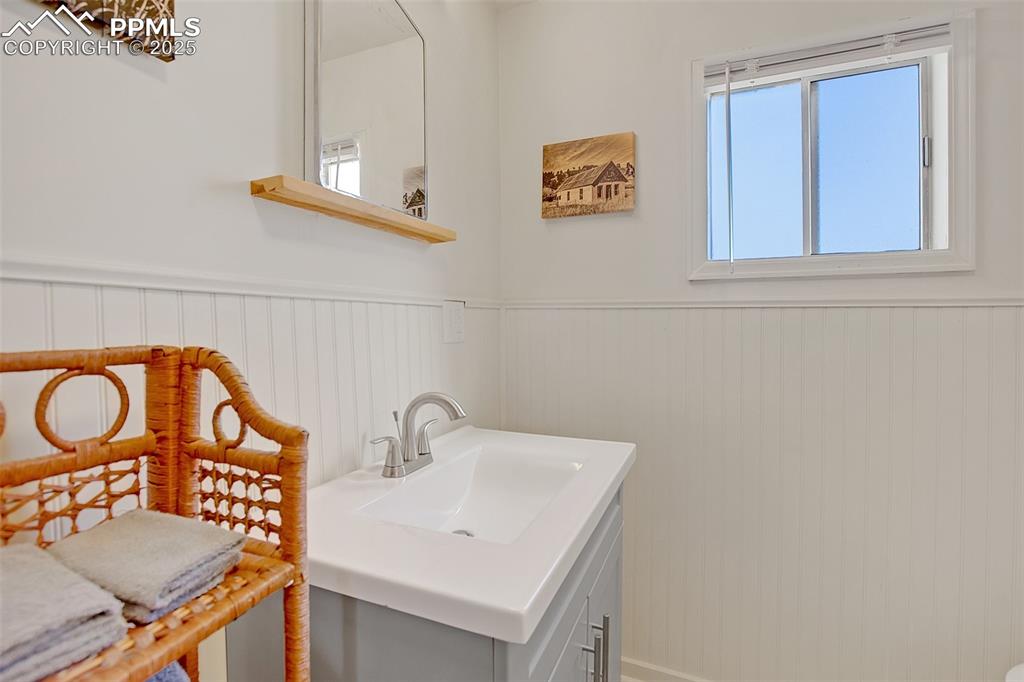 Image 32 of 40: Bathroom