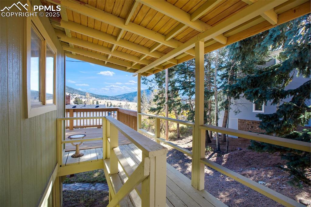 Image 33 of 40: Deck