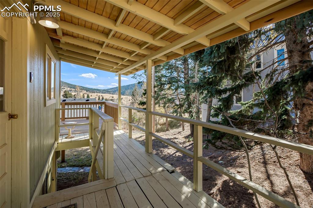 Image 34 of 40: Deck