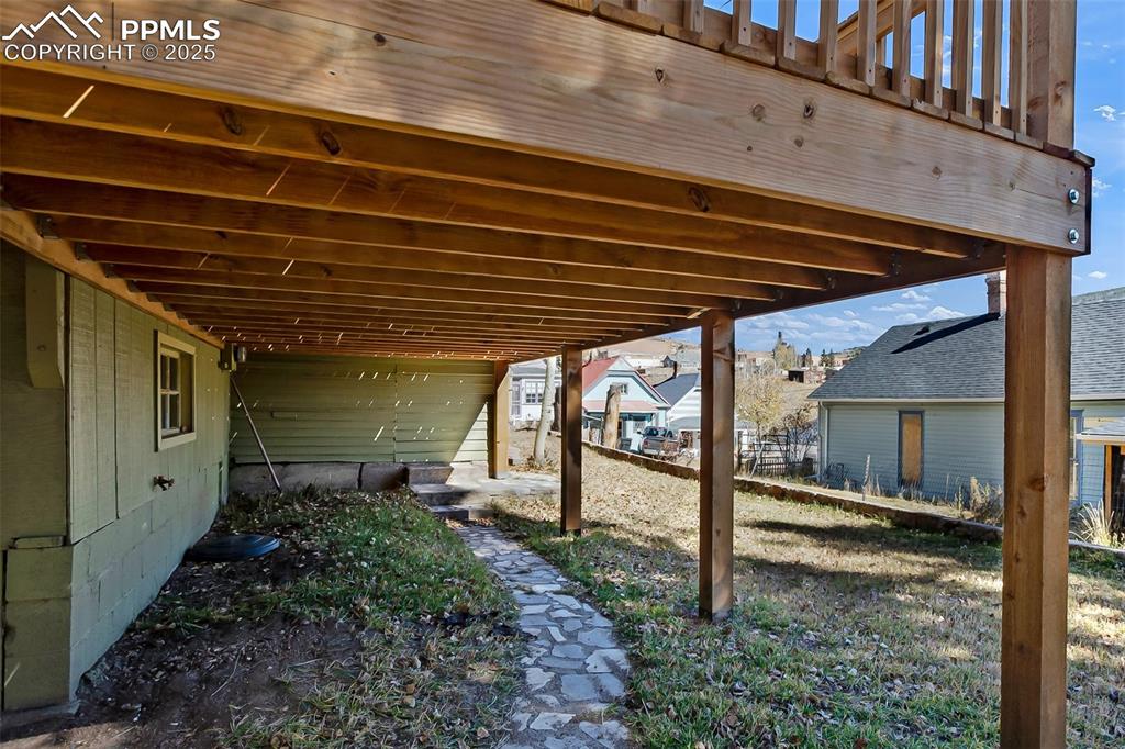 Image 35 of 40: Under deck