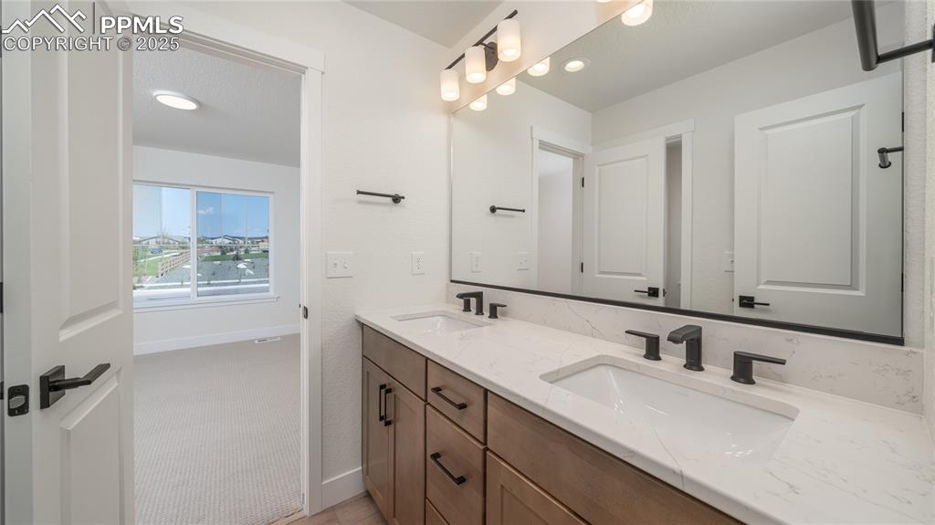 Image 14 of 31: Bathroom