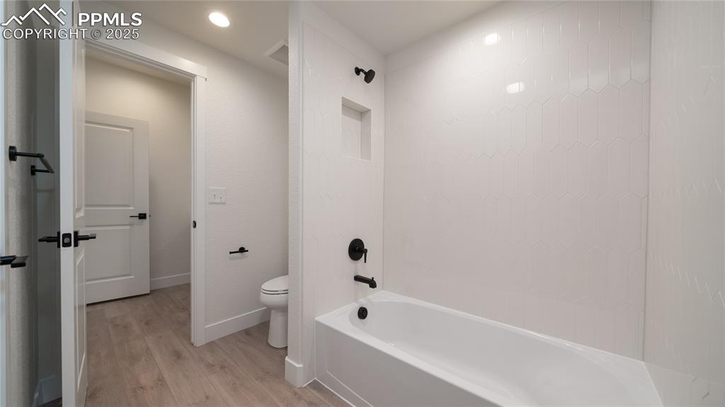 Image 22 of 31: Bathroom