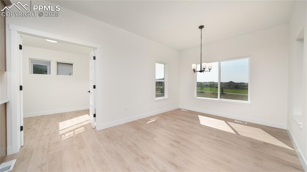 Image 6 of 31: Dining Area